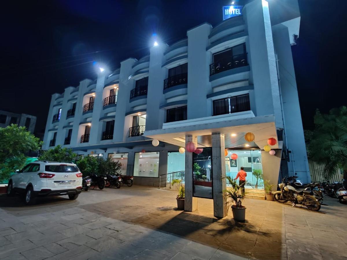 Hotel Aristro Lonavala Bagian luar foto