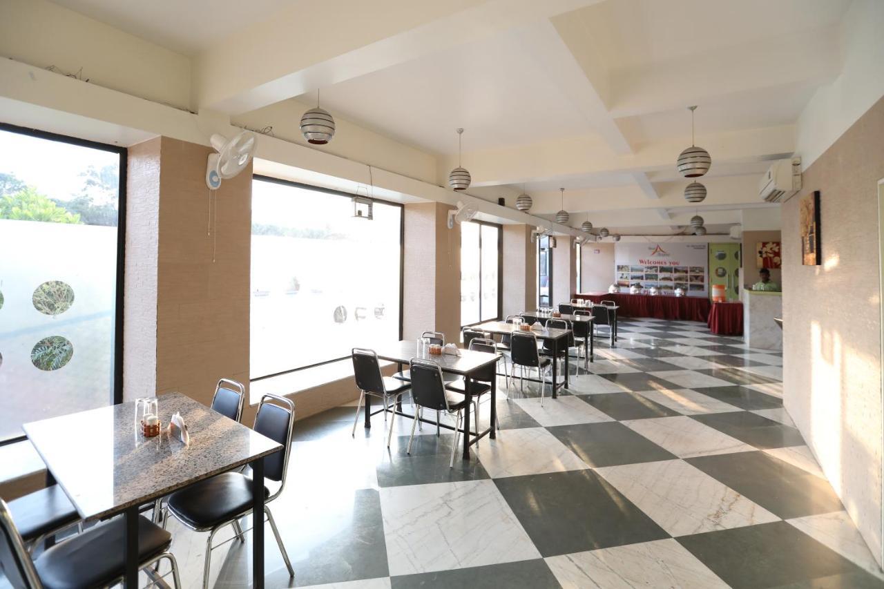 Hotel Aristro Lonavala Bagian luar foto