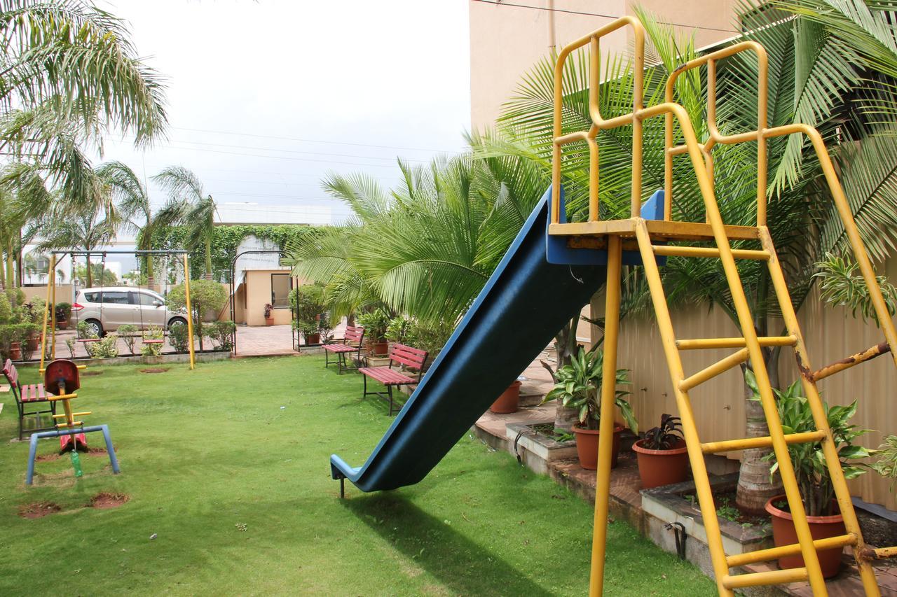 Hotel Aristro Lonavala Bagian luar foto