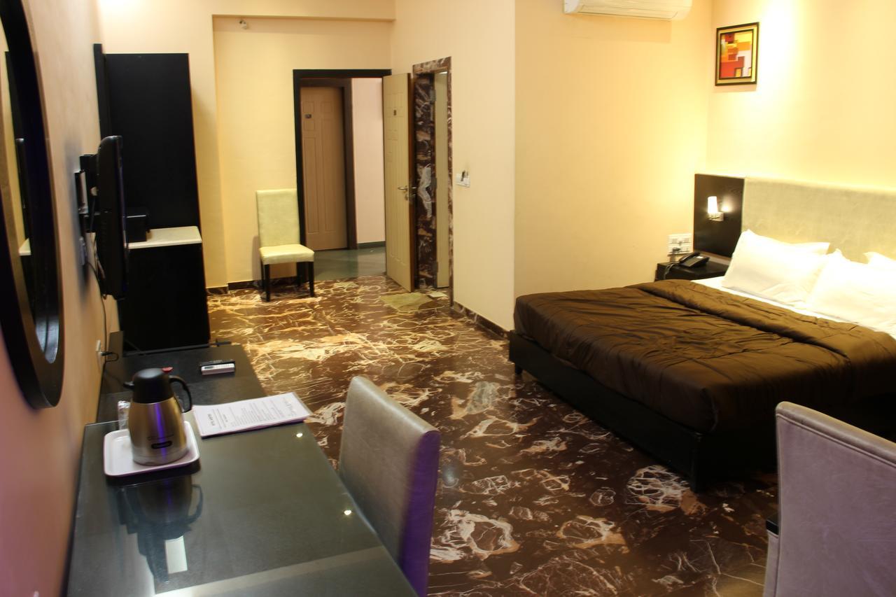 Hotel Aristro Lonavala Bagian luar foto