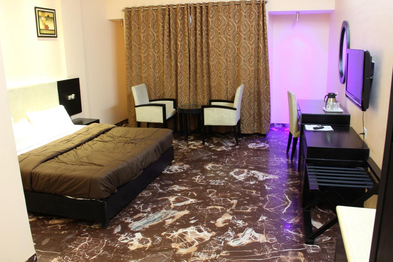 Hotel Aristro Lonavala Bagian luar foto