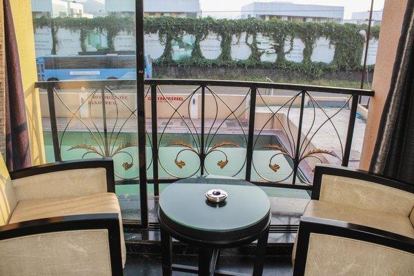 Hotel Aristro Lonavala Bagian luar foto